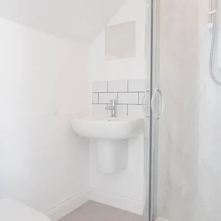The Comet - 5 Separate Beds & 3 Bathrooms Burton-upon-Trent Exterior photo